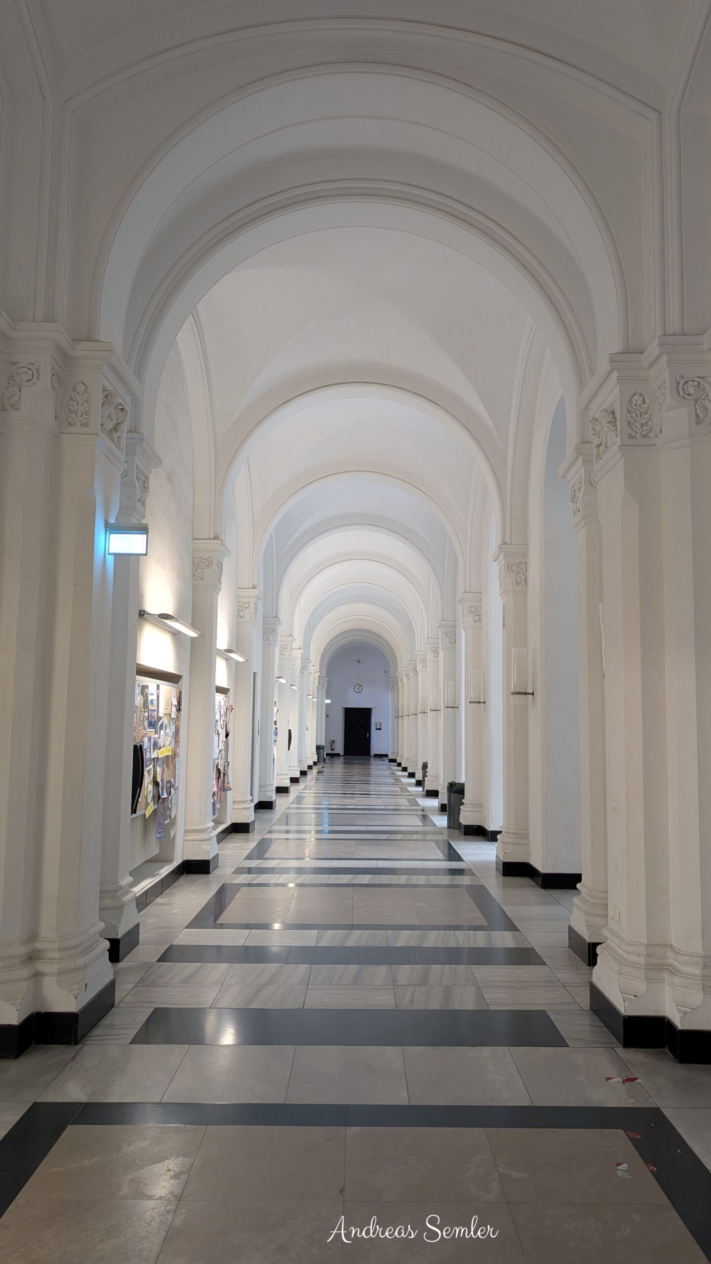 Innenansicht der Leibniz Universität Hannover mit heller Bogenarchitektur