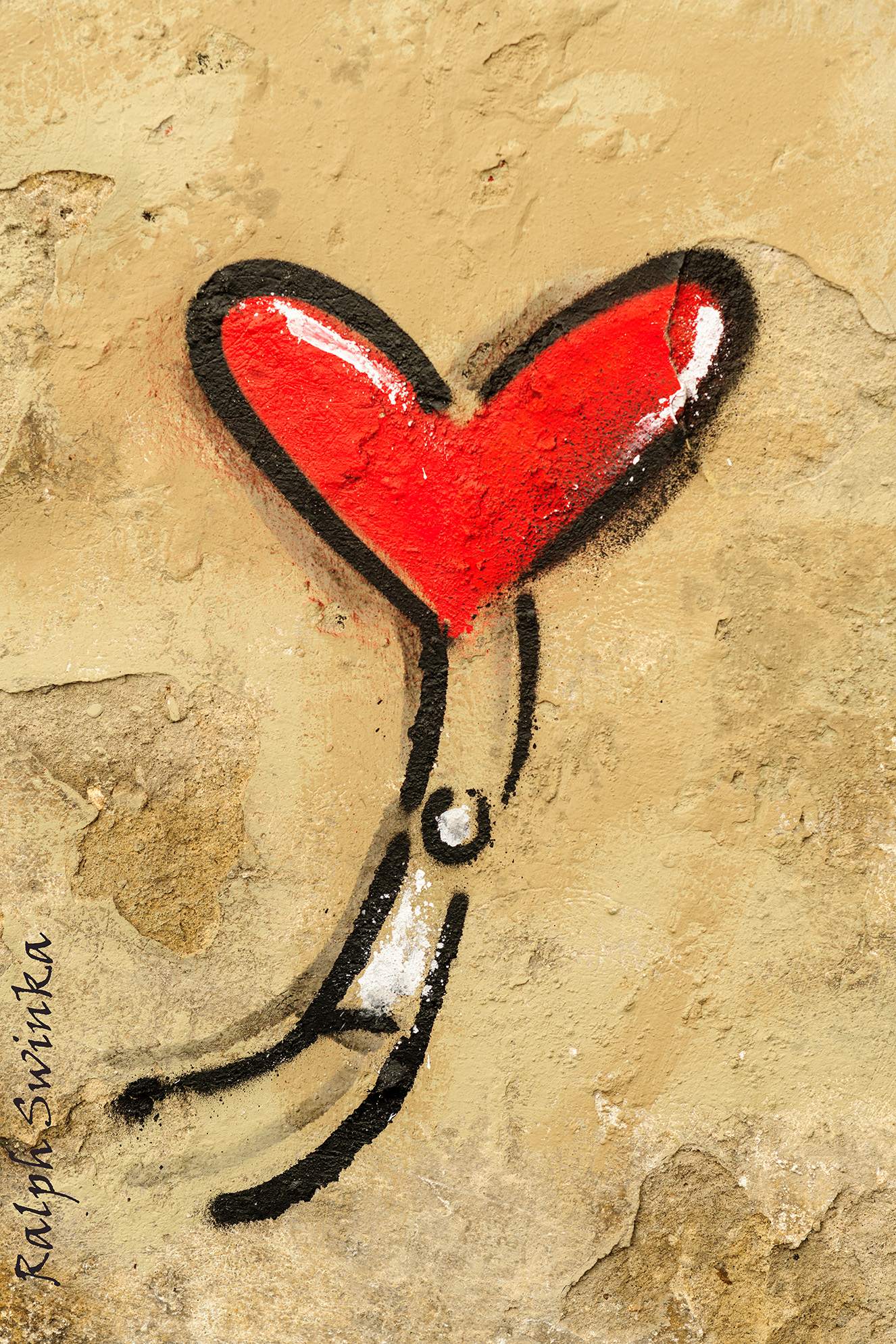 Street-Art von Exit Enter in Florenz mit rotem Herzmotiv