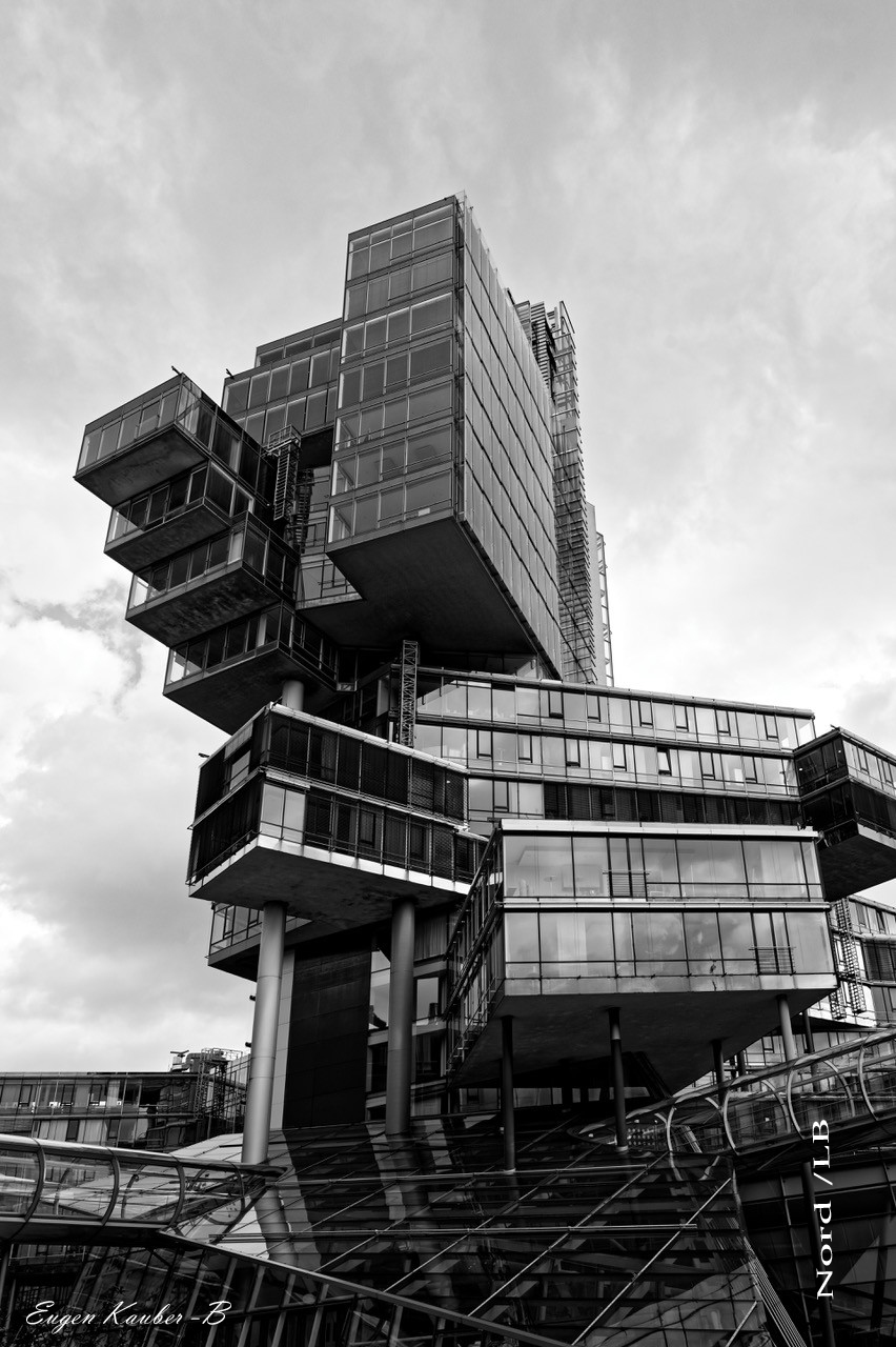 Nord-LB-Gebäude in Hannover in einer dramatischen Schwarz-Weiß-Aufnahme
