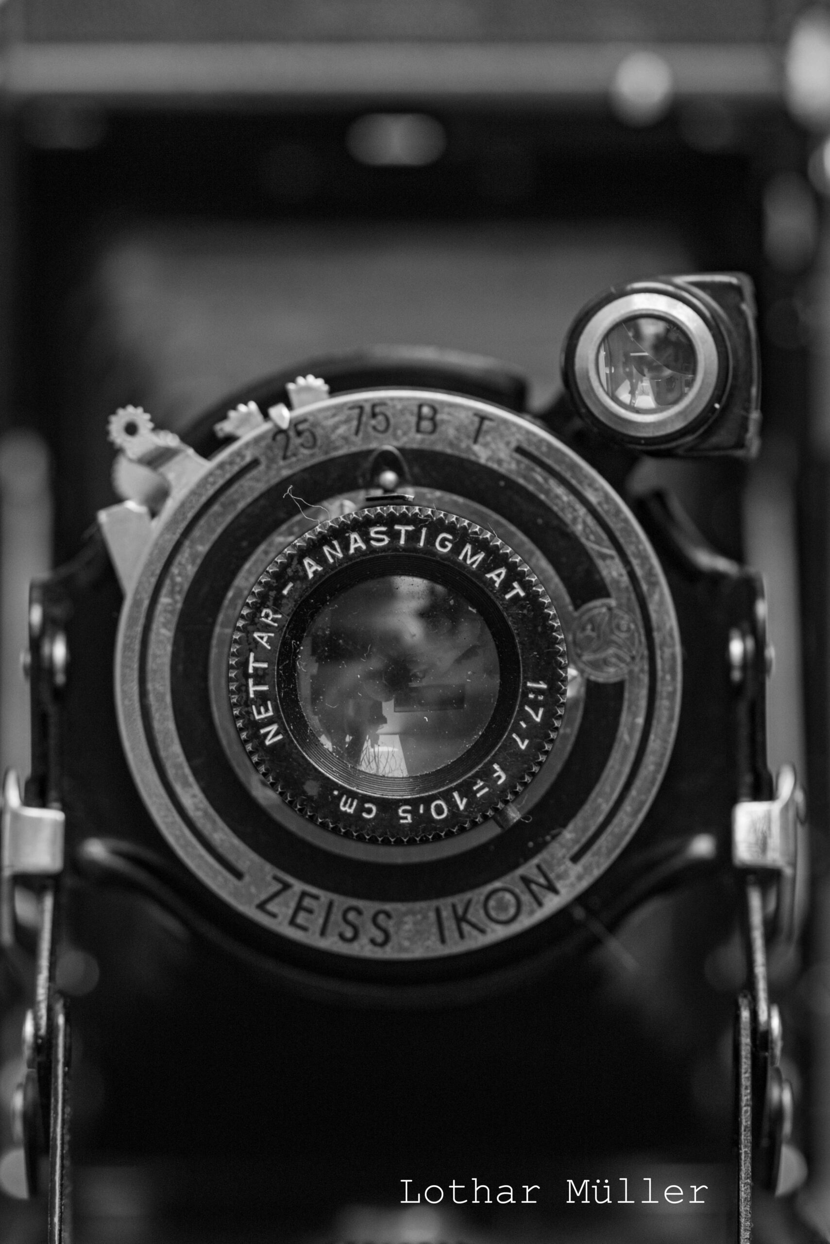 Detailaufnahme einer analogen Zeiss-Ikon-Kamera aus dem Jahr 1930