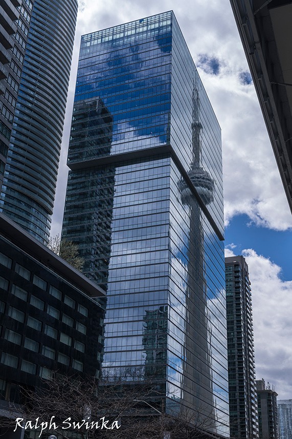 Der Toronto Tower als Spiegelung in der Glasfassade eines modernen Hochhauses