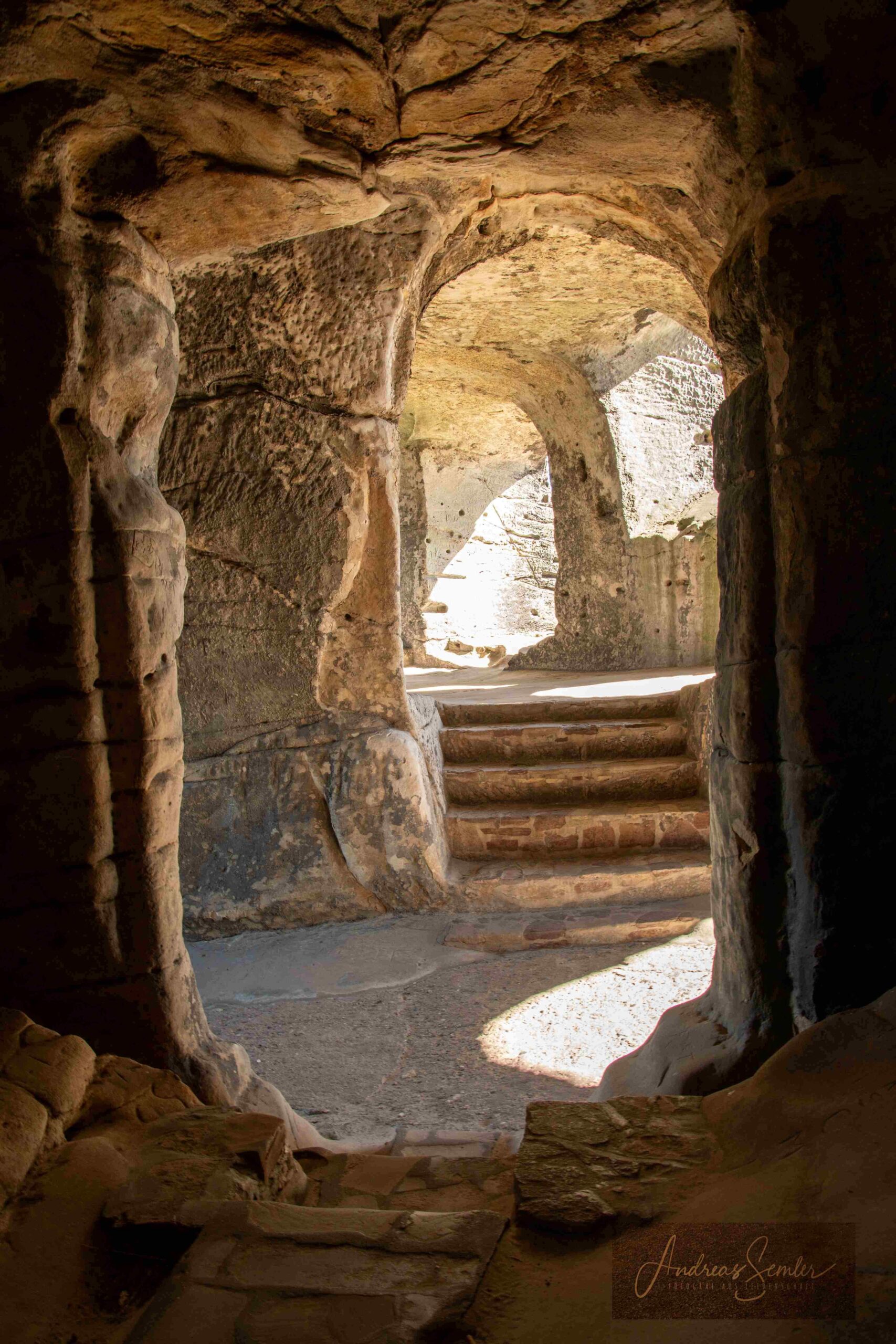 Historischer Fel Durchgang mit Treppenstufen in der Burg Regenstein im Harz